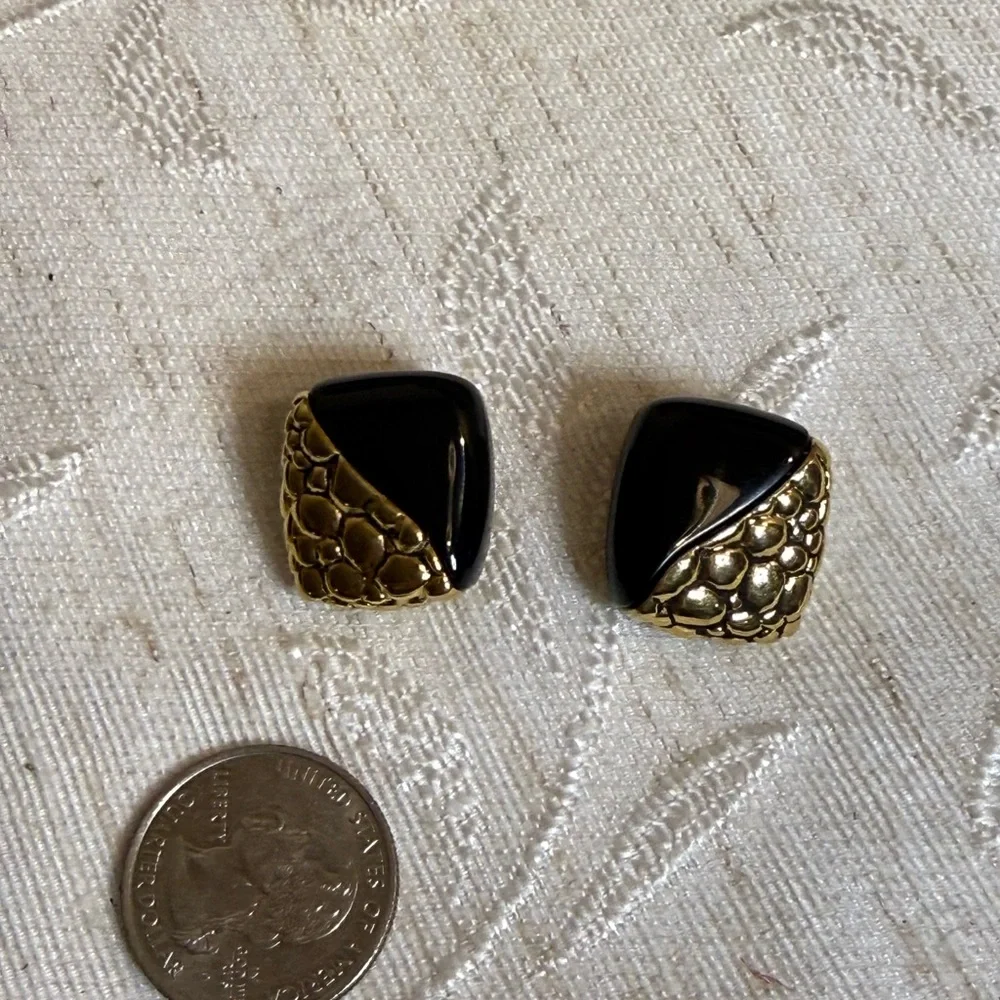 Givenchy‎ 4G gold pebble texture and black acrylic clip-on earrings. 1980’s - Picture 7 of 7